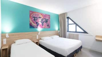 Kamer, Meerdere bedden | Luxe beddengoed, een bureau, gratis wifi, beddengoed