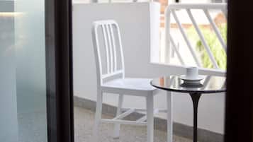 Deluxe Twin Room | Premium bedding, in-room safe, individually decorated, desk