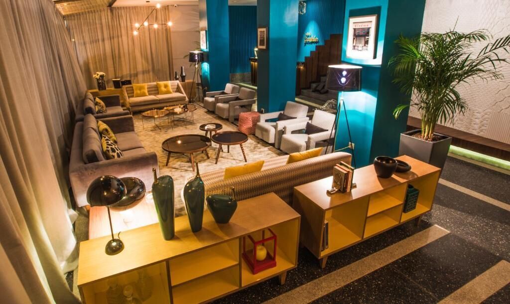 Un salon moderne comprenant un ensemble de canapés, une table basse et une console décorative.
