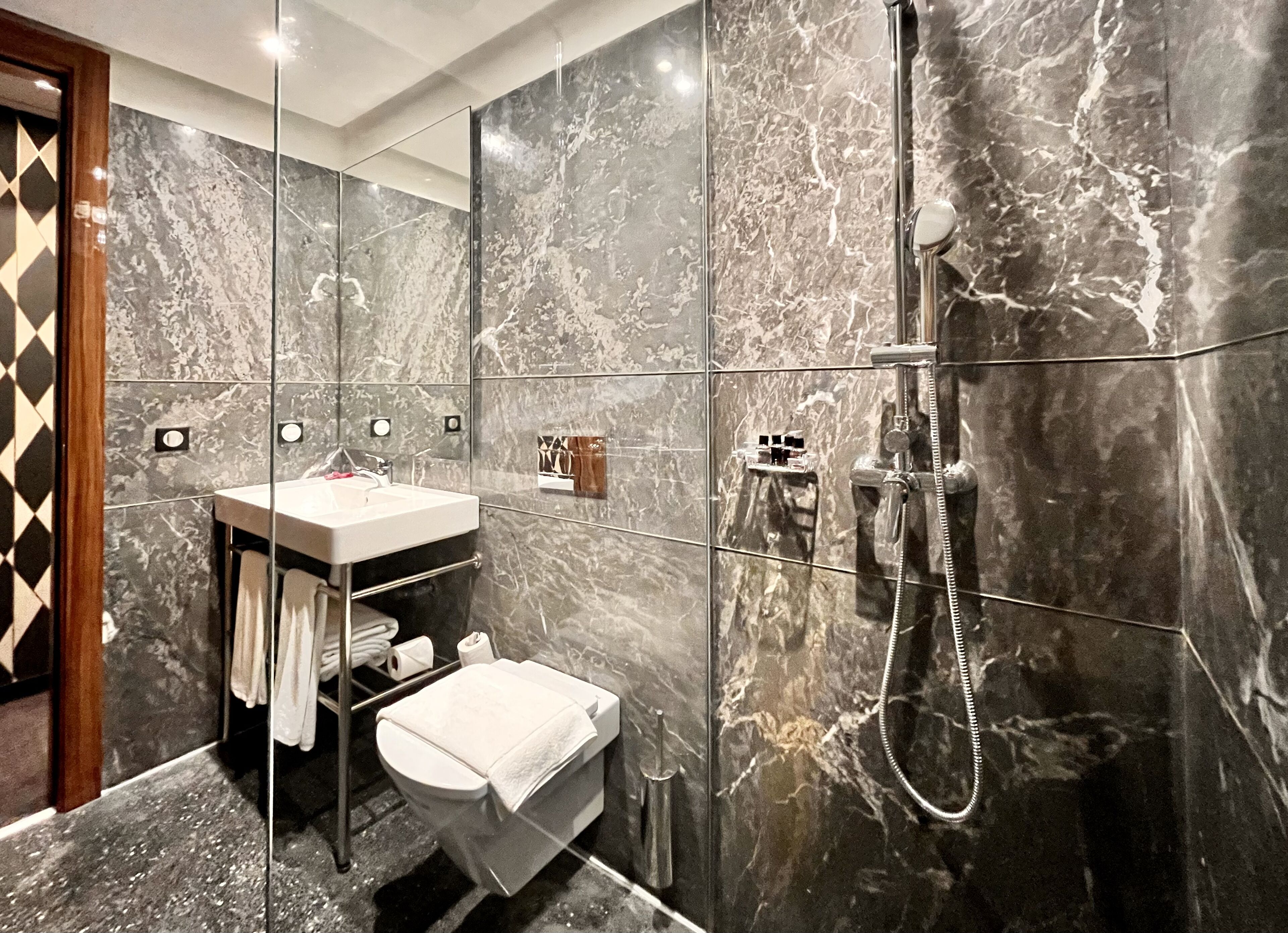 Quarto duplo luxo | Banheiro | Chuveiro, produtos de toalete de grife, secador de cabelo 