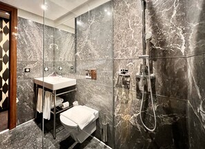 Deluxe Twin kamer | Badkamer | Een douche, designer toiletartikelen, een haardroger, badjassen