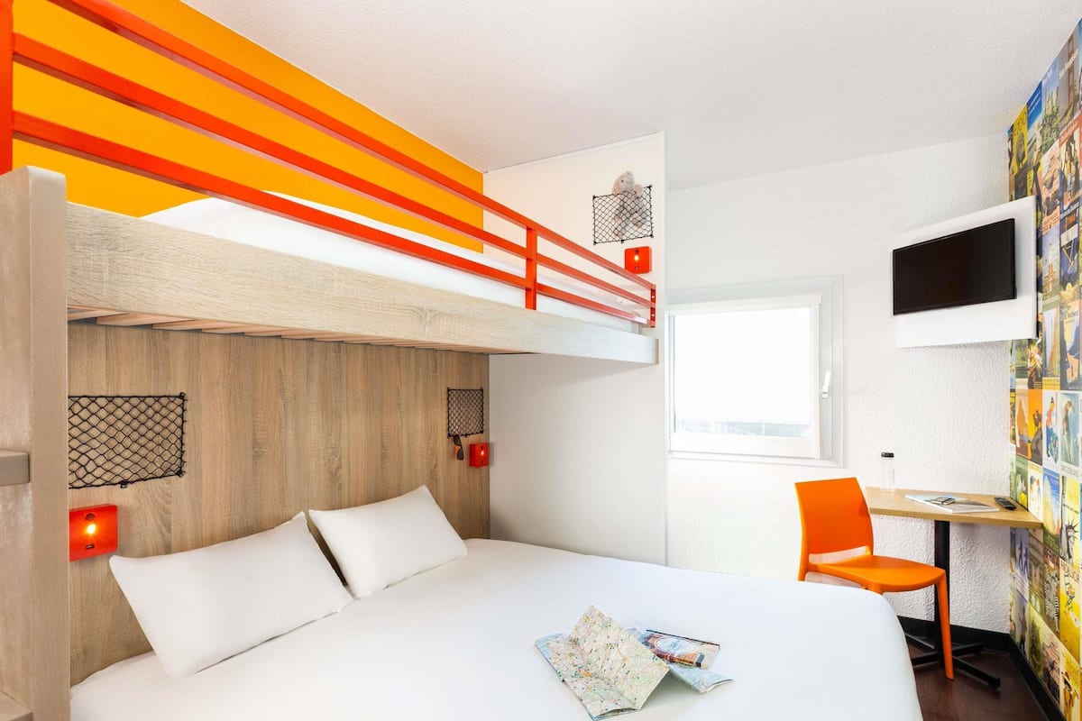 Room, 3 Single Beds (Break) | Premium bedding, individually decorated, individually furnished, desk