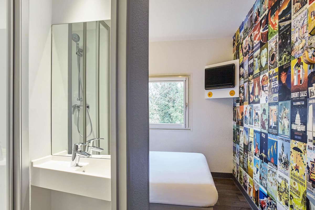 Room, 1 Double Bed, Private Bathroom (Cabrio) | Premium bedding, individually decorated, individually furnished, desk