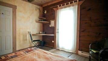 Zimmer, 1 Queen-Bett | Schreibtisch, schallisolierte Zimmer, kostenloses WLAN, BettwÀsche