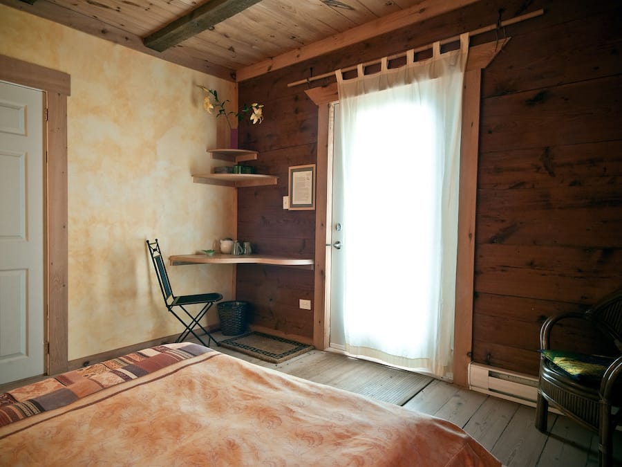 Zimmer, 1 Queen-Bett | Schreibtisch, schallisolierte Zimmer, kostenloses WLAN, Bettwäsche