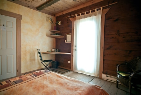 Room, 1 Queen Bed | Desk, soundproofing, free WiFi, bed sheets