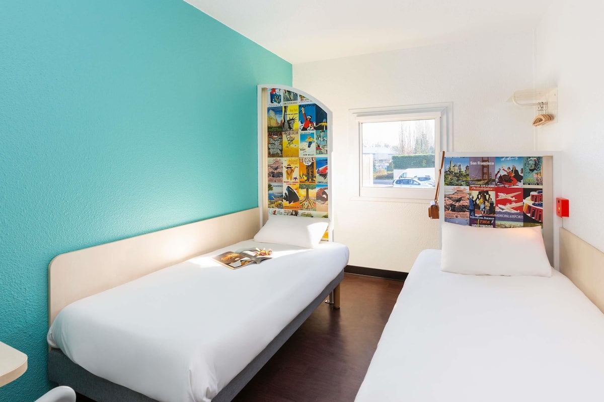 Free rollaway beds, free WiFi, bed sheets