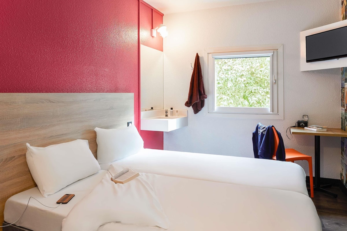 Habitación, 2 camas individuales (Side Car) | Escritorio, cunas gratuitas, wifi gratis y ropa de cama