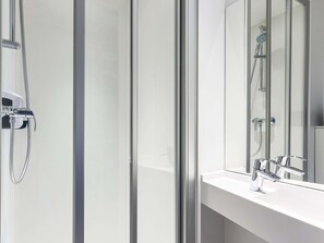 Chambre, 1 lit double, salle de bain privée (Cabrio) | Bureau, lit de bébé (gratuit), accès au Wi-Fi (inclus), literie fournie