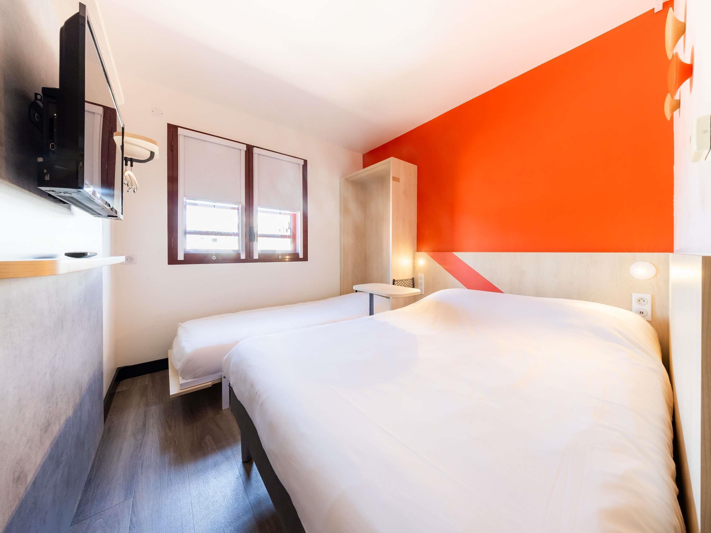 Triple Room (1 Double Bed and 1 Twin Murphy Bed) | Desk, soundproofing, free WiFi