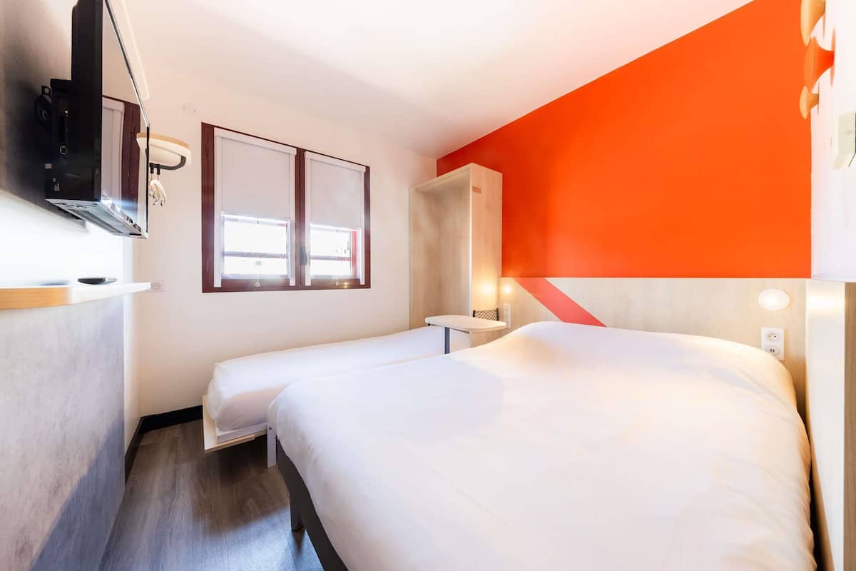 Triple Room (1 Double Bed and 1 Twin Murphy Bed) | Desk, soundproofing, free WiFi