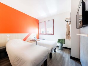 Habitación doble, 1 cama doble | Escritorio, sistema de insonorización, wifi gratis