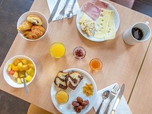 Tägliches Frühstücksbuffet gegen Gebühr
