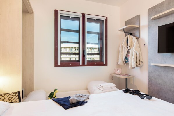 Triple Room (1 Double Bed and 1 Twin Murphy Bed) | Desk, soundproofing, free WiFi - ibis budget Perpignan Centre Méditerranée (Perpignan)