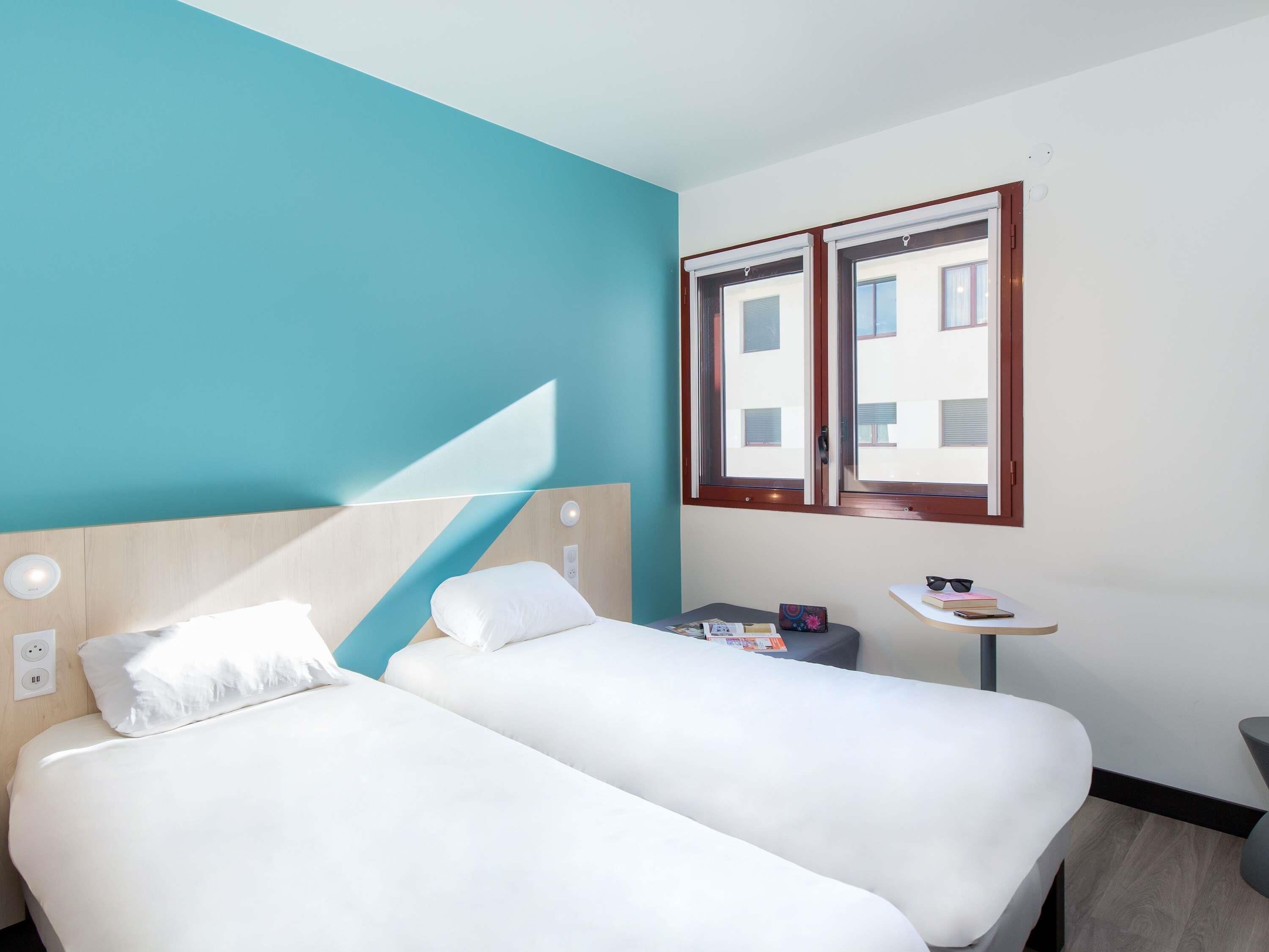 Habitación, 2 camas individuales | Escritorio, sistema de insonorización, wifi gratis