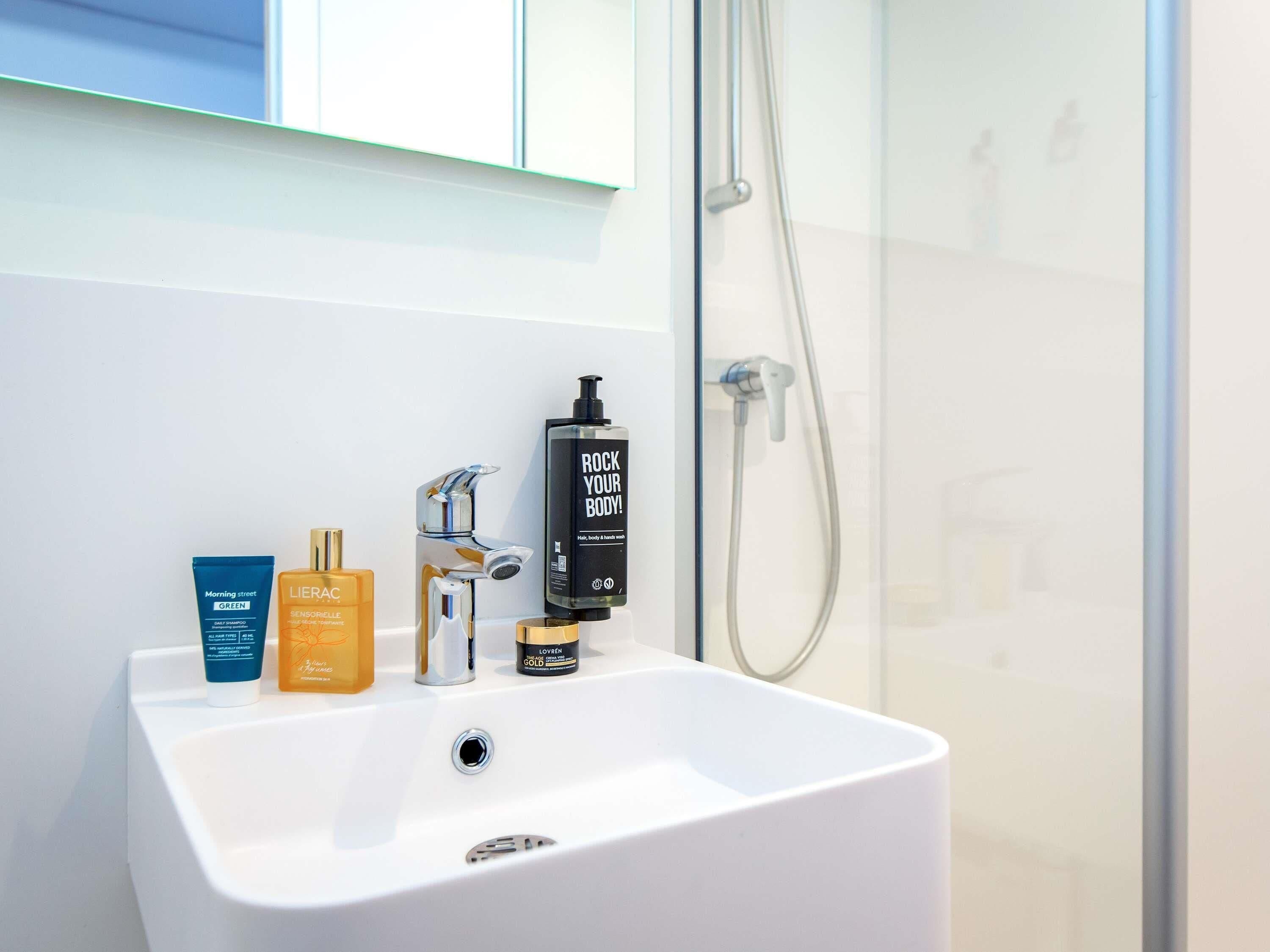 Desk, soundproofing, free WiFi