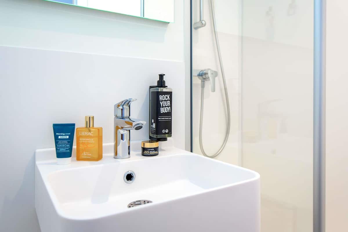 Desk, soundproofing, free WiFi