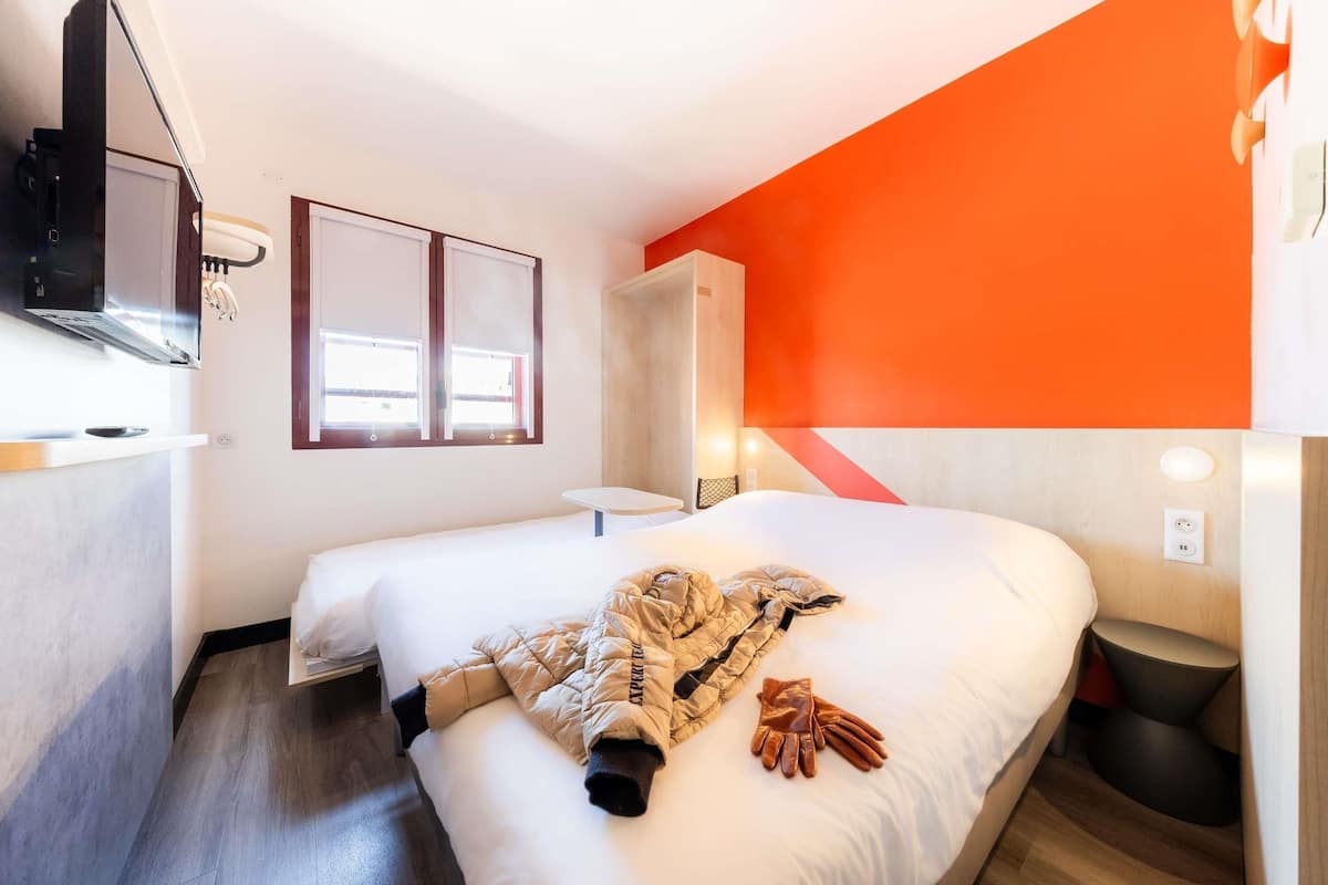 Camera tripla (1 Double Bed and 1 Twin Murphy Bed) | 1 camera, una scrivania, insonorizzazione, Wi-Fi gratuito