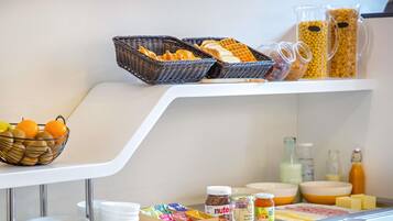 بوفيه فطور يوميًا بتكلفة قدرها (8.50 EUR للشخص)