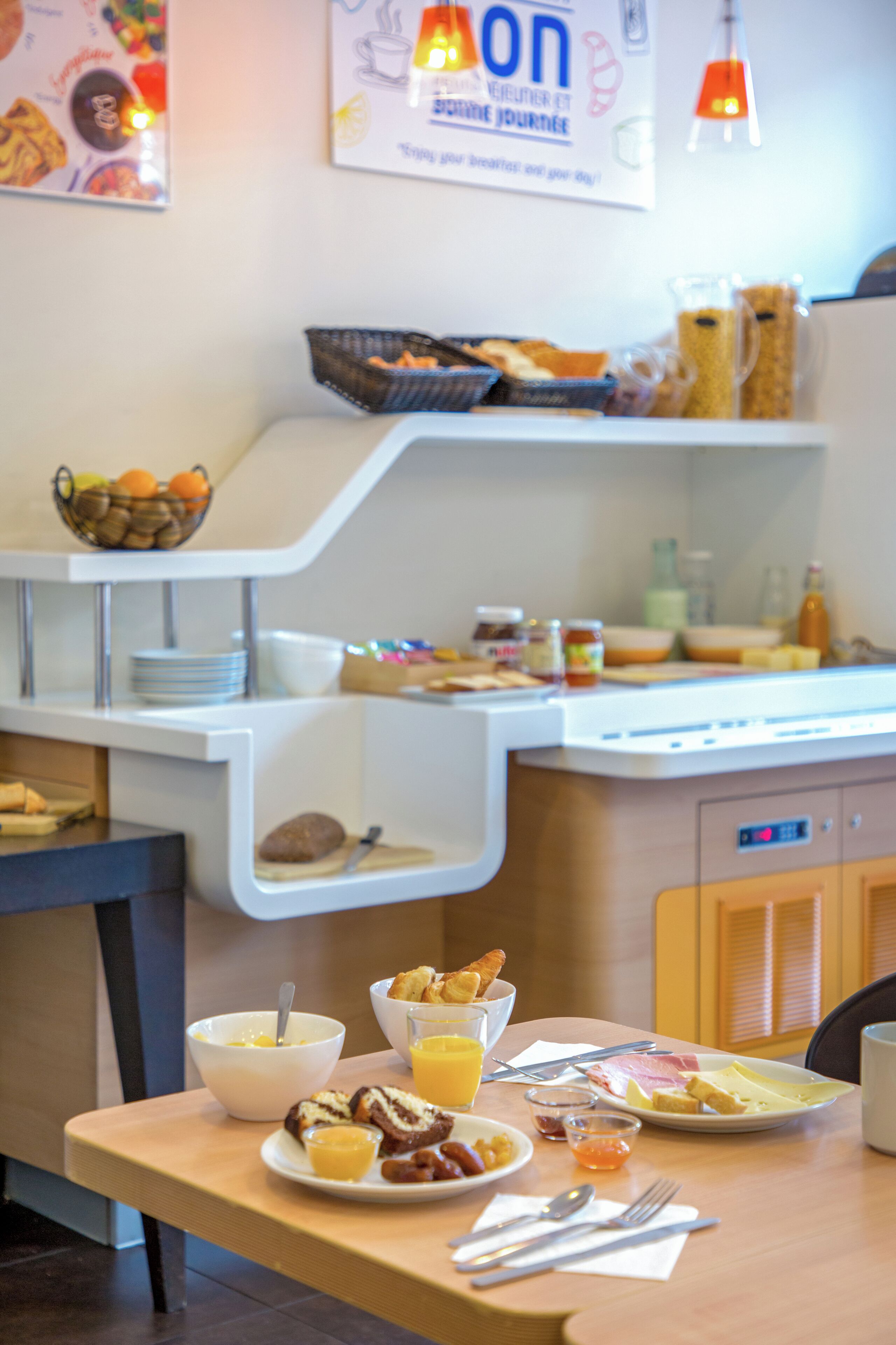 Bữa sáng buffet hàng ngày với phụ phí nhỏ 