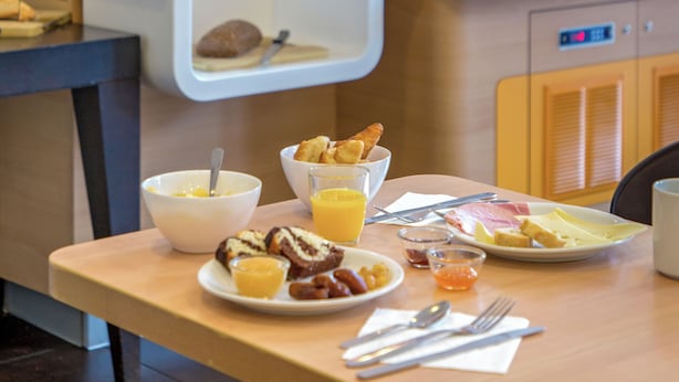 Un bufé de desayuno con diferentes opciones de comida y una estación de café.