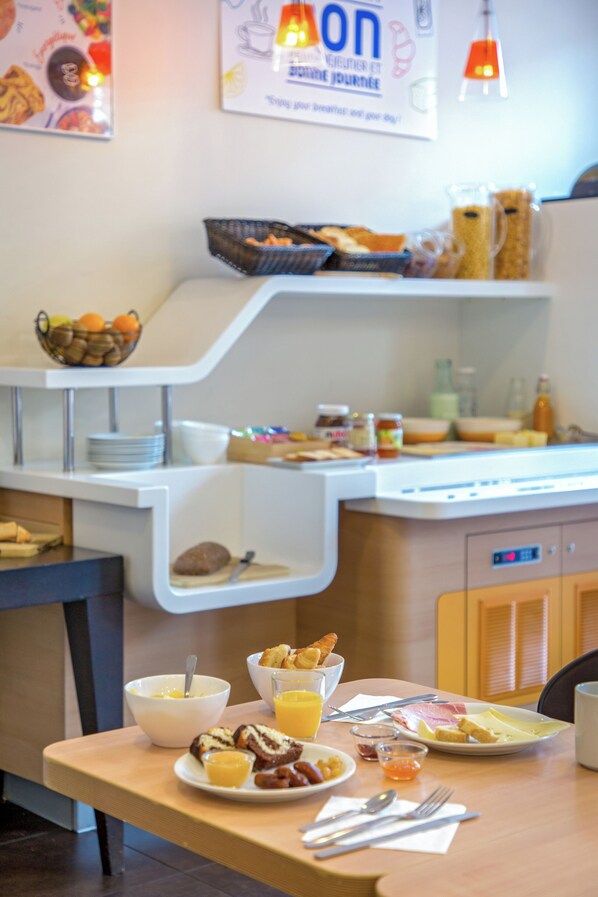 Daily buffet breakfast for a fee