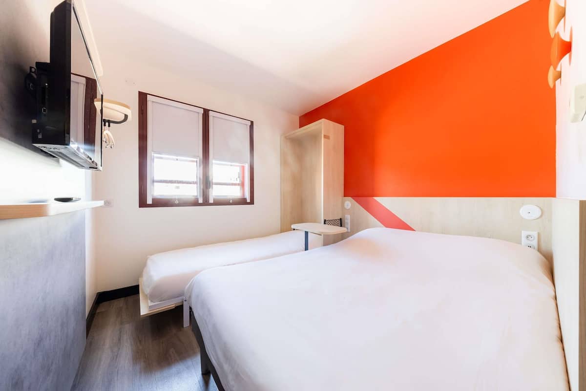 Dreibettzimmer (1 Double Bed and 1 Twin Murphy Bed)