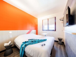1 bedroom, desk, soundproofing, free WiFi