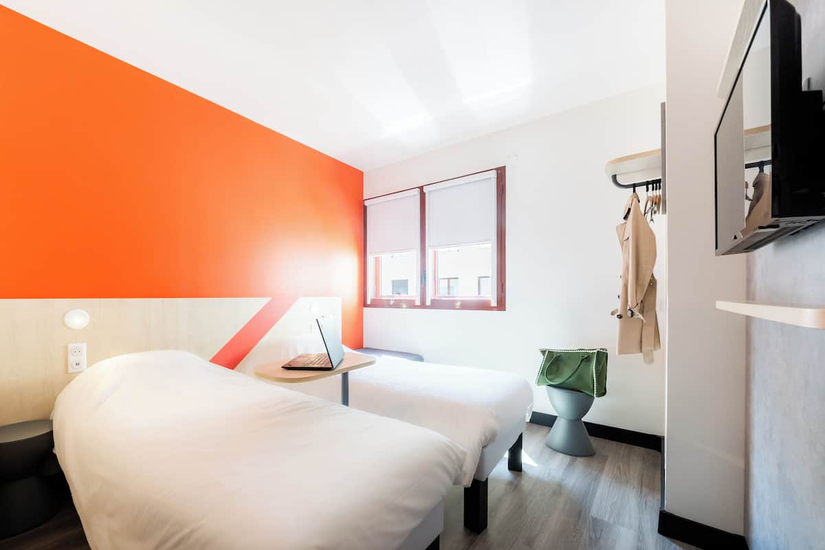 Driepersoonskamer (1 Double Bed and 1 Twin Murphy Bed) | 1 slaapkamer, een bureau, geluiddichte muren, gratis wifi