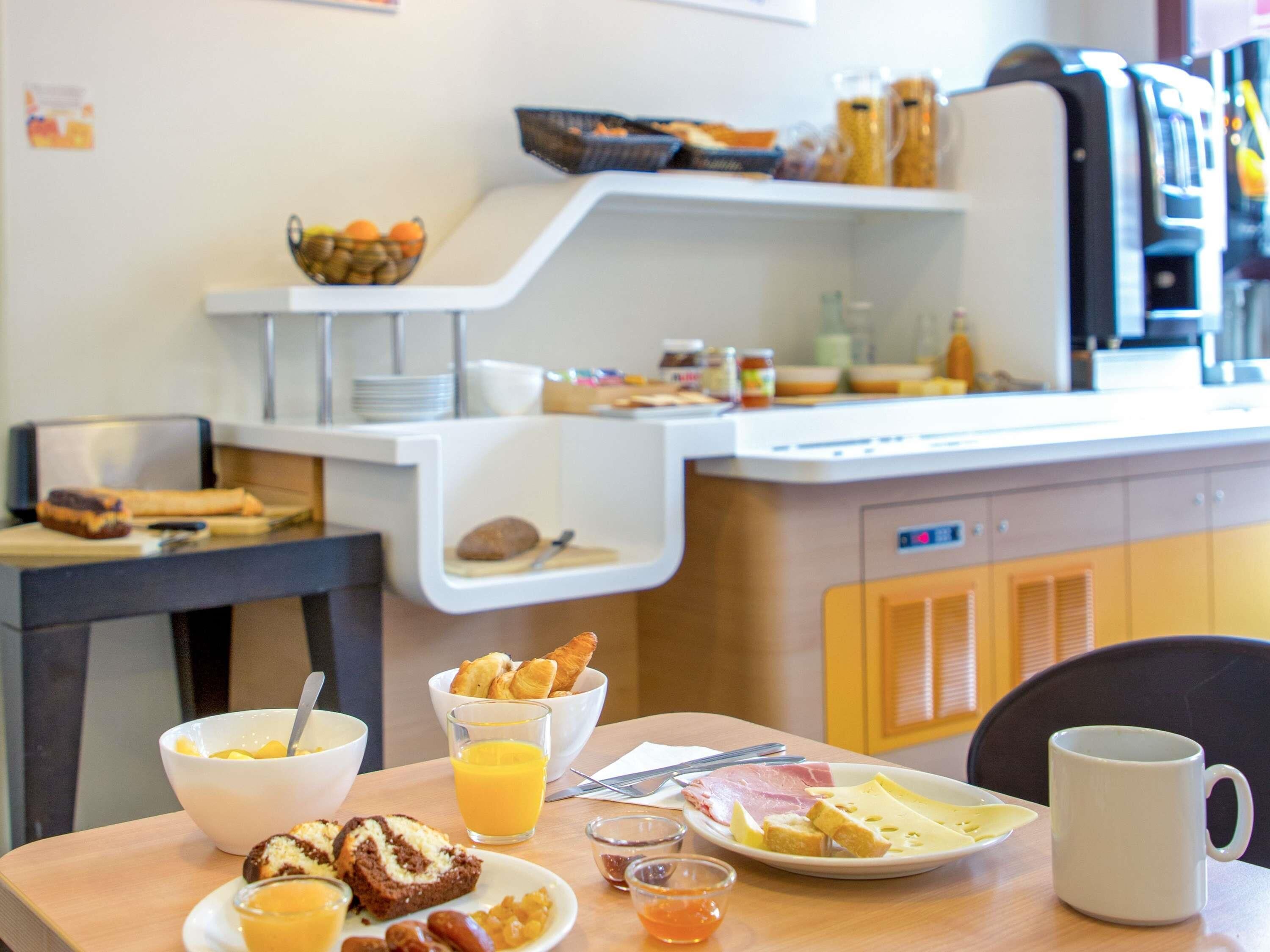 Petit déjeuner buffet (8.50 EUR par personne)