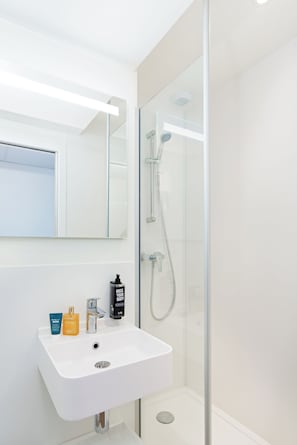 Shower, eco-friendly toiletries, towels - ibis budget Perpignan Centre Méditerranée (Perpignan)