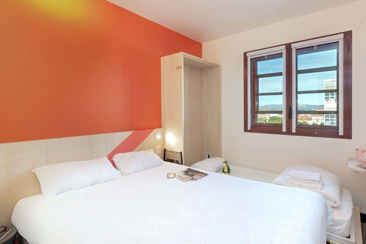 トリプルルーム (1 Double Bed and 1 Twin Murphy Bed) | デスク、防音設備、WiFi (無料)