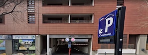 Parkeerplaatsen op het terrein