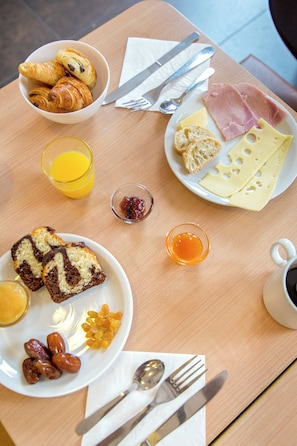 Tägliches Frühstücksbuffet (8.50 EUR pro Person)