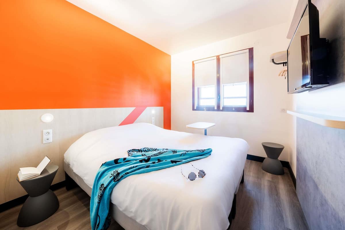 غرفة مزدوجة - سرير مزدوج | مكتب وتجهيزات عازلة للصوت وواي فاي مجانًا