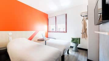 Quarto, 2 camas de solteiro | Escrivaninha, quartos à prova de som, Wi-Fi de cortesia