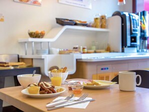 Daily buffet breakfast (EUR 8.50 per person) - ibis budget Perpignan Centre Méditerranée (Perpignan)