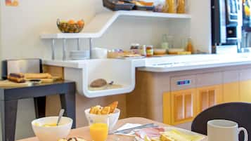 PÀivittÀinen buffetaamiainen (8.50 EUR per henkilö)