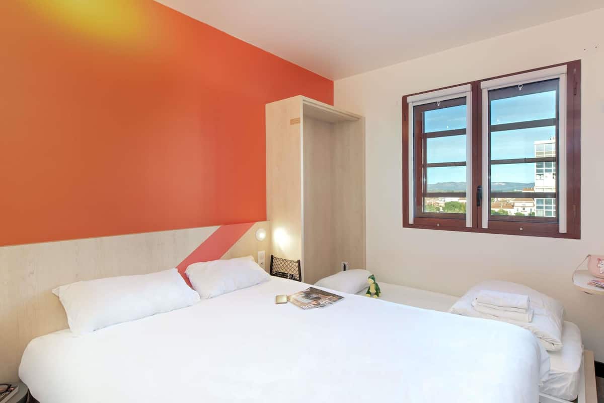 Dreibettzimmer (1 Double Bed and 1 Twin Murphy Bed)