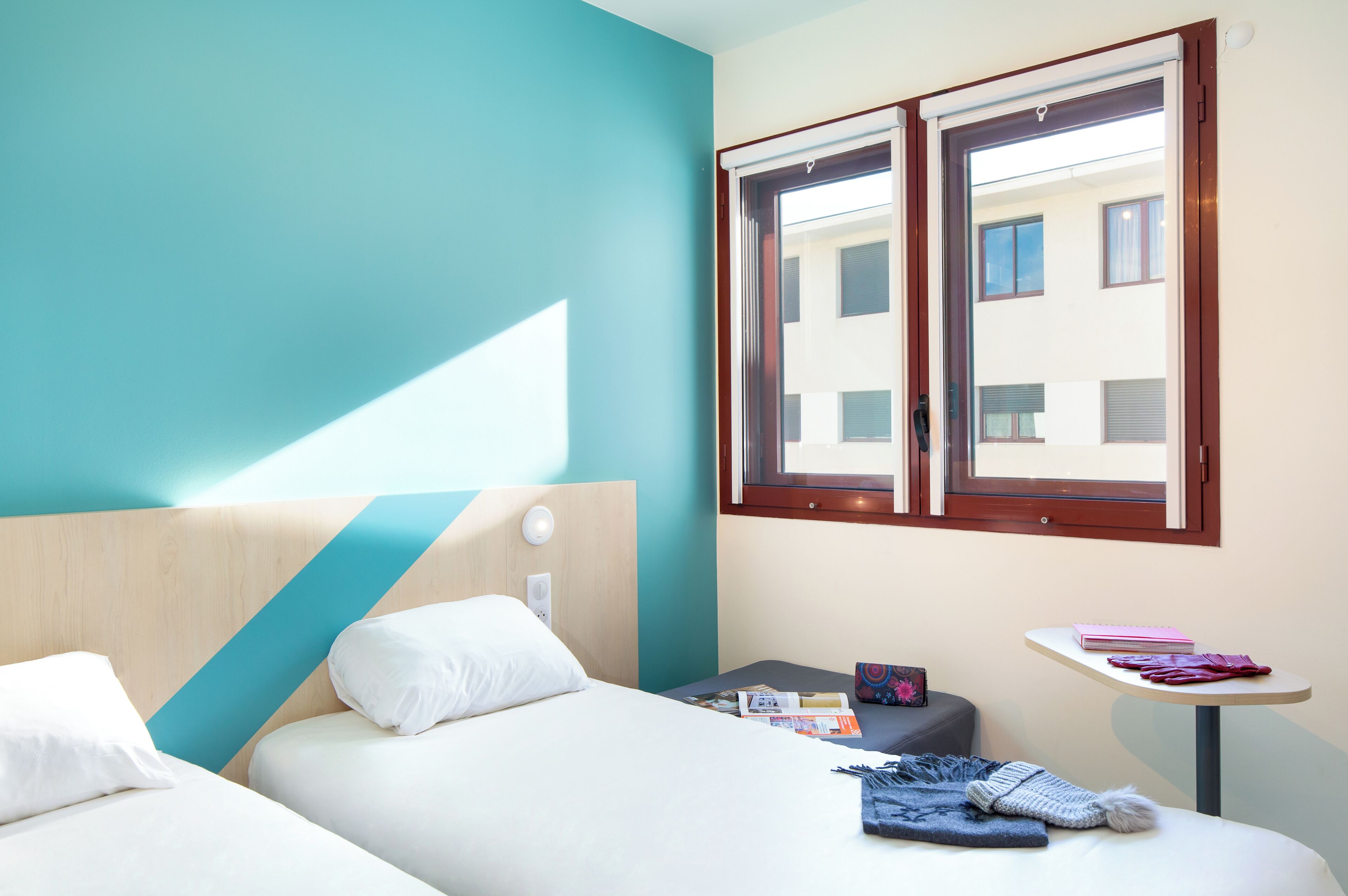 ルーム シングルベッド 2 台 | デスク、防音設備、WiFi (無料)