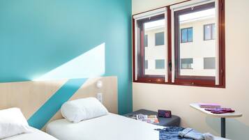 Chambre, 2 lits une place | Bureau, chambres insonorisées, Wi-Fi gratuit