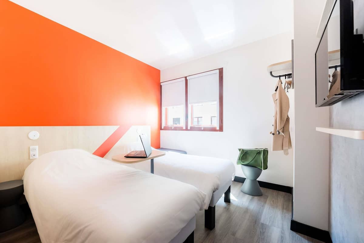 Chambre, 2 lits une place | Bureau, chambres insonorisées, Wi-Fi gratuit