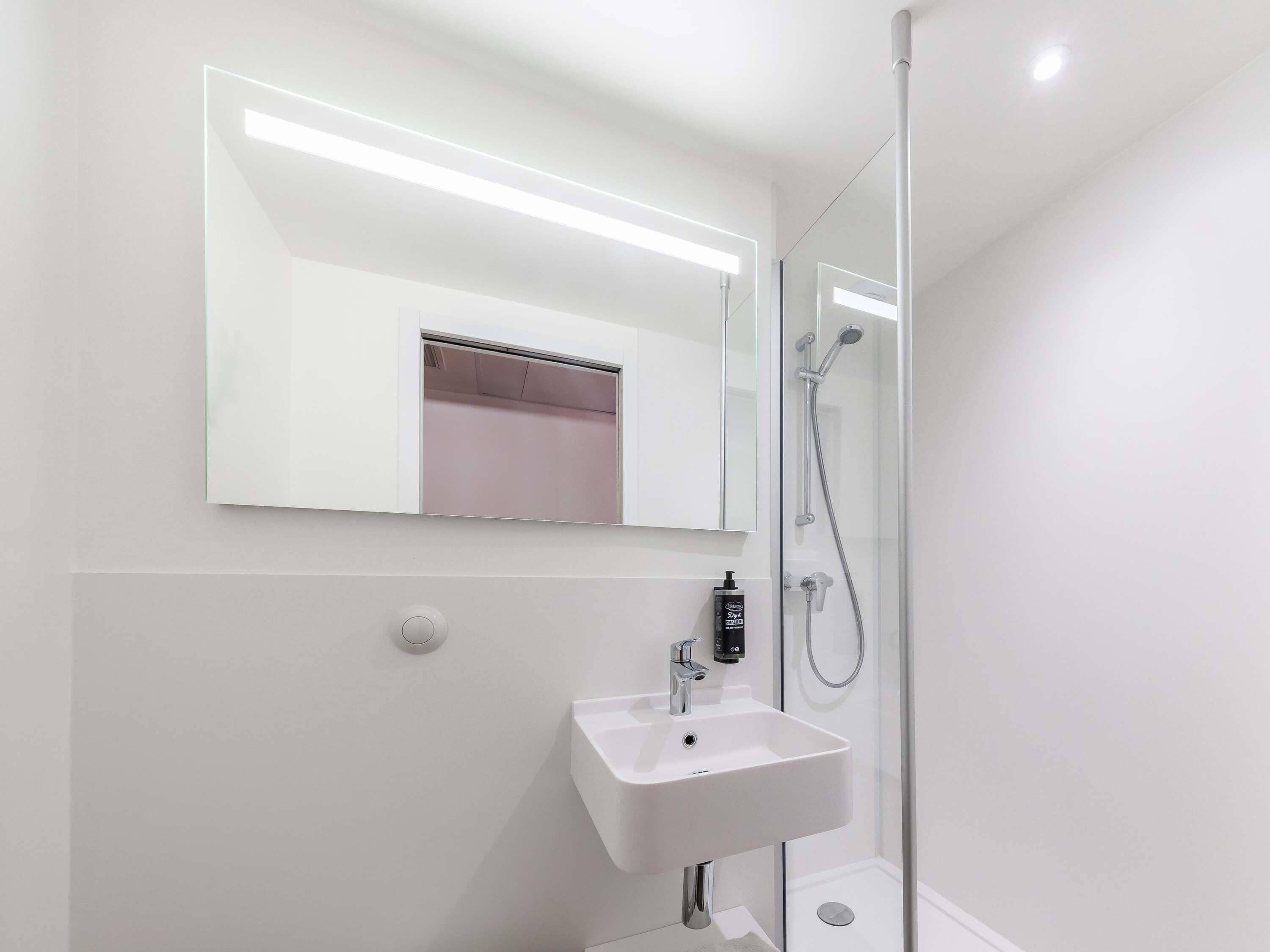 デスク、防音設備、WiFi (無料)