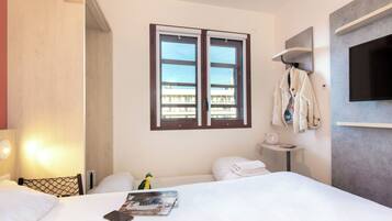 Chambre Triple (1 Double Bed and 1 Twin Murphy Bed) | Bureau, chambres insonorisées, Wi-Fi gratuit