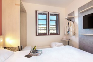 Chambre Triple (1 Double Bed and 1 Twin Murphy Bed) | Bureau, chambres insonorisées, Wi-Fi gratuit