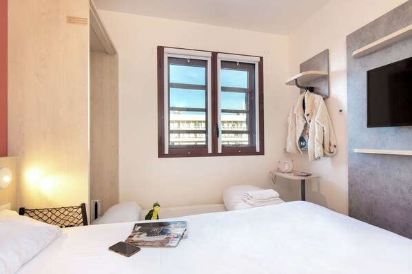 Triple Room (1 Double Bed and 1 Twin Murphy Bed) | Desk, soundproofing, free WiFi - ibis budget Perpignan Centre Méditerranée (Perpignan)