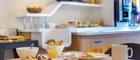 Tägliches Frühstücksbuffet gegen Gebühr