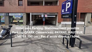 A hotel entrance with a parking sign indicating a 190 cm height limit and no direct access to the hotel. - ibis budget Perpignan Centre Méditerranée (Perpignan)