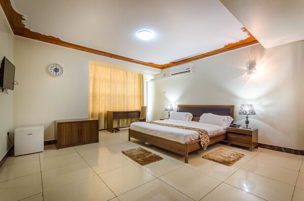 1 bedroom, premium bedding, minibar, laptop workspace