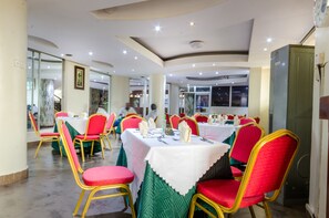 Déjeuner, dîner et souper servis sur place; cuisine internationale 